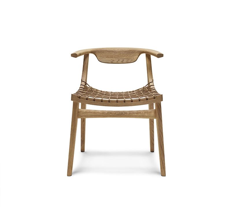 Klismos Sessel mit Holzrückenlehne von Knoll International, Sitzfläche aus geflochtenem Leder, helle Holzfarbe.